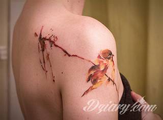 Akwarelowe tatuaże watercolor stanowią intrygujące połączenie unikatowych wzorów i rozbudowanej kolorystyki. Kreska jest w nich rozmyta; tworzą intrygujący efekt graficzny farby swobodnie przelewanej na skórze. 