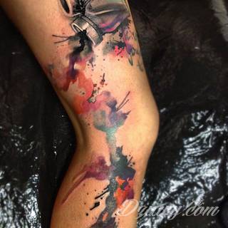 Akwarelowe tatuaże watercolor stanowią intrygujące połączenie unikatowych wzorów i rozbudowanej kolorystyki. Kreska jest w nich rozmyta; tworzą intrygujący efekt graficzny farby swobodnie przelewanej na skórze. 