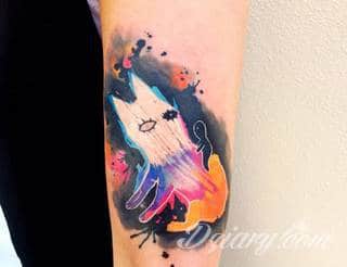 Akwarelowe tatuaże watercolor stanowią intrygujące połączenie unikatowych wzorów i rozbudowanej kolorystyki. Kreska jest w nich rozmyta; tworzą intrygujący efekt graficzny farby swobodnie przelewanej na skórze. 