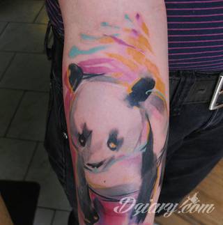 Akwarelowe tatuaże watercolor stanowią intrygujące połączenie unikatowych wzorów i rozbudowanej kolorystyki. Kreska jest w nich rozmyta; tworzą intrygujący efekt graficzny farby swobodnie przelewanej na skórze. 