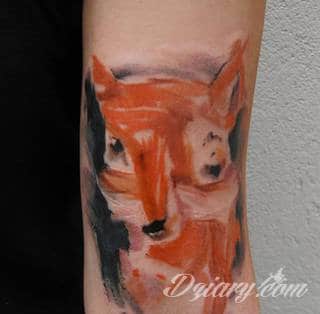 Akwarelowe tatuaże watercolor stanowią intrygujące połączenie unikatowych wzorów i rozbudowanej kolorystyki. Kreska jest w nich rozmyta; tworzą intrygujący efekt graficzny farby swobodnie przelewanej na skórze. 