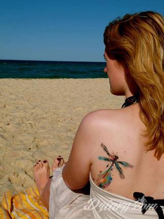 Akwarelowe tatuaże watercolor stanowią intrygujące połączenie unikatowych wzorów i rozbudowanej kolorystyki. Kreska jest w nich rozmyta; tworzą intrygujący efekt graficzny farby swobodnie przelewanej na skórze. 