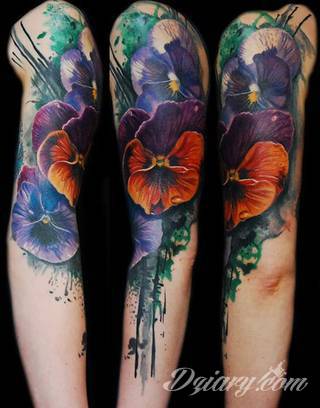 Akwarelowe tatuaże watercolor stanowią intrygujące połączenie unikatowych wzorów i rozbudowanej kolorystyki. Kreska jest w nich rozmyta; tworzą intrygujący efekt graficzny farby swobodnie przelewanej na skórze. 