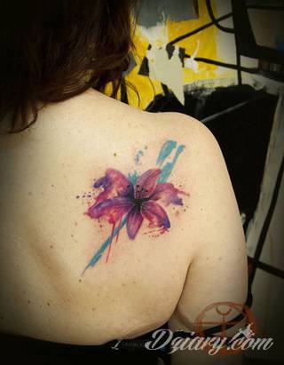 Akwarelowe tatuaże watercolor stanowią intrygujące połączenie unikatowych wzorów i rozbudowanej kolorystyki. Kreska jest w nich rozmyta; tworzą intrygujący efekt graficzny farby swobodnie przelewanej na skórze. 