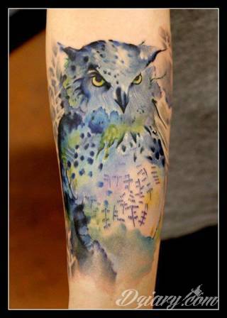 Akwarelowe tatuaże watercolor stanowią intrygujące połączenie unikatowych wzorów i rozbudowanej kolorystyki. Kreska jest w nich rozmyta; tworzą intrygujący efekt graficzny farby swobodnie przelewanej na skórze. 