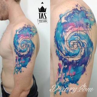 Akwarelowe tatuaże watercolor stanowią intrygujące połączenie unikatowych wzorów i rozbudowanej kolorystyki. Kreska jest w nich rozmyta; tworzą intrygujący efekt graficzny farby swobodnie przelewanej na skórze. 