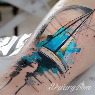 Akwarelowe tatuaże watercolor stanowią intrygujące połączenie unikatowych wzorów i rozbudowanej kolorystyki. Kreska jest w nich rozmyta; tworzą intrygujący efekt graficzny farby swobodnie przelewanej na skórze. 