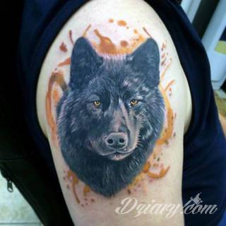 Akwarelowe tatuaże watercolor stanowią intrygujące połączenie unikatowych wzorów i rozbudowanej kolorystyki. Kreska jest w nich rozmyta; tworzą intrygujący efekt graficzny farby swobodnie przelewanej na skórze. 