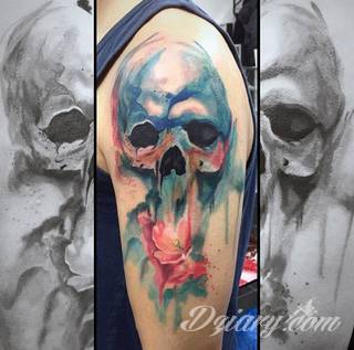 Akwarelowe tatuaże watercolor stanowią intrygujące połączenie unikatowych wzorów i rozbudowanej kolorystyki. Kreska jest w nich rozmyta; tworzą intrygujący efekt graficzny farby swobodnie przelewanej na skórze. 