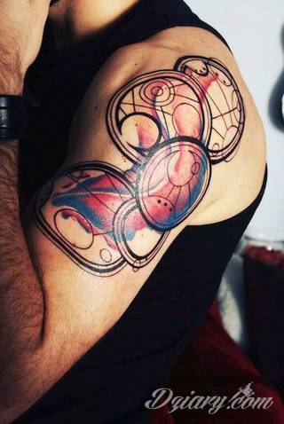 Akwarelowe tatuaże watercolor stanowią intrygujące połączenie unikatowych wzorów i rozbudowanej kolorystyki. Kreska jest w nich rozmyta; tworzą intrygujący efekt graficzny farby swobodnie przelewanej na skórze. 