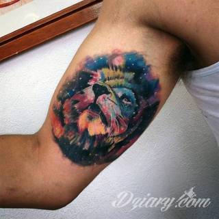 Akwarelowe tatuaże watercolor stanowią intrygujące połączenie unikatowych wzorów i rozbudowanej kolorystyki. Kreska jest w nich rozmyta; tworzą intrygujący efekt graficzny farby swobodnie przelewanej na skórze. 