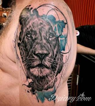 Akwarelowe tatuaże watercolor stanowią intrygujące połączenie unikatowych wzorów i rozbudowanej kolorystyki. Kreska jest w nich rozmyta; tworzą intrygujący efekt graficzny farby swobodnie przelewanej na skórze. 