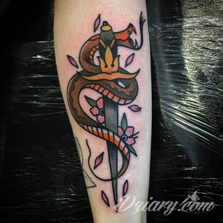 Oplatające ciało węże od lat należą do jednego z najciekawszych motywów tatuaży. Grafiki na ciele prezentujące wijące się węże dają ogromne możliwości wizualne. Stanowią wyjątkowo spójną całość z ciałem. 