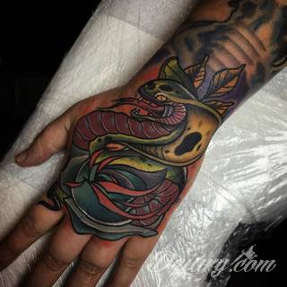 Oplatające ciało węże od lat należą do jednego z najciekawszych motywów tatuaży. Grafiki na ciele prezentujące wijące się węże dają ogromne możliwości wizualne. Stanowią wyjątkowo spójną całość z ciałem. 