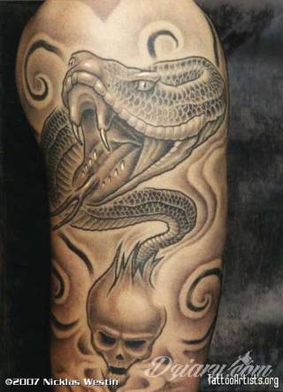 Oplatające ciało węże od lat należą do jednego z najciekawszych motywów tatuaży. Grafiki na ciele prezentujące wijące się węże dają ogromne możliwości wizualne. Stanowią wyjątkowo spójną całość z ciałem. 