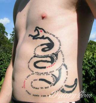 Oplatające ciało węże od lat należą do jednego z najciekawszych motywów tatuaży. Grafiki na ciele prezentujące wijące się węże dają ogromne możliwości wizualne. Stanowią wyjątkowo spójną całość z ciałem. 