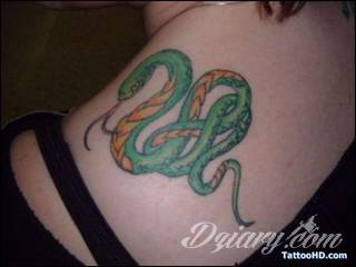 Oplatające ciało węże od lat należą do jednego z najciekawszych motywów tatuaży. Grafiki na ciele prezentujące wijące się węże dają ogromne możliwości wizualne. Stanowią wyjątkowo spójną całość z ciałem. 