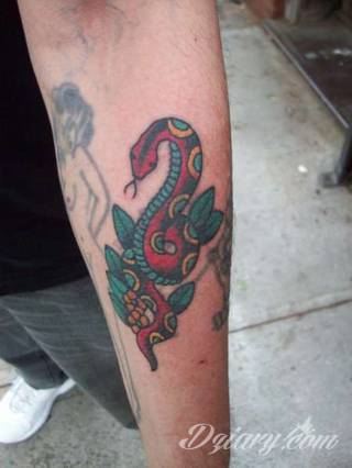 Oplatające ciało węże od lat należą do jednego z najciekawszych motywów tatuaży. Grafiki na ciele prezentujące wijące się węże dają ogromne możliwości wizualne. Stanowią wyjątkowo spójną całość z ciałem. 