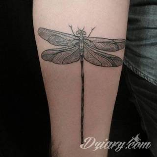 Motyw ważki na tatuażu nadaje ciału lekkości. Podkreśla ulotną chwilę, a jednocześnie daje duże możliwości aranżacji. Tatuaże z ważką pozwalają bowiem na zastosowanie wszelkich kolorów dostosowanych do konkretnych oczekiwań. 