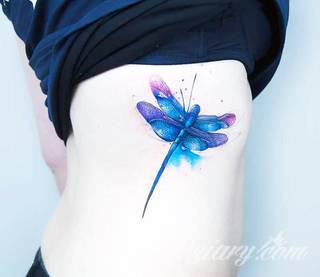 Motyw ważki na tatuażu nadaje ciału lekkości. Podkreśla ulotną chwilę, a jednocześnie daje duże możliwości aranżacji. Tatuaże z ważką pozwalają bowiem na zastosowanie wszelkich kolorów dostosowanych do konkretnych oczekiwań. 