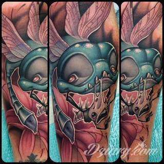 Motyw ważki na tatuażu nadaje ciału lekkości. Podkreśla ulotną chwilę, a jednocześnie daje duże możliwości aranżacji. Tatuaże z ważką pozwalają bowiem na zastosowanie wszelkich kolorów dostosowanych do konkretnych oczekiwań. 