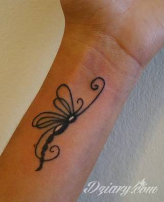 Motyw ważki na tatuażu nadaje ciału lekkości. Podkreśla ulotną chwilę, a jednocześnie daje duże możliwości aranżacji. Tatuaże z ważką pozwalają bowiem na zastosowanie wszelkich kolorów dostosowanych do konkretnych oczekiwań. 