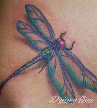 Motyw ważki na tatuażu nadaje ciału lekkości. Podkreśla ulotną chwilę, a jednocześnie daje duże możliwości aranżacji. Tatuaże z ważką pozwalają bowiem na zastosowanie wszelkich kolorów dostosowanych do konkretnych oczekiwań. 