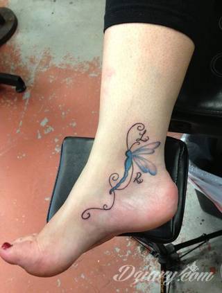 Motyw ważki na tatuażu nadaje ciału lekkości. Podkreśla ulotną chwilę, a jednocześnie daje duże możliwości aranżacji. Tatuaże z ważką pozwalają bowiem na zastosowanie wszelkich kolorów dostosowanych do konkretnych oczekiwań. 