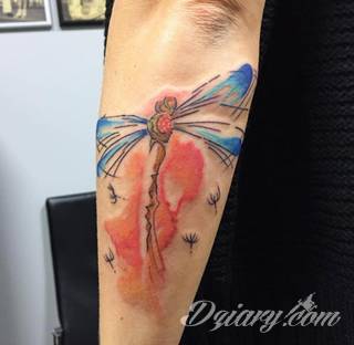 Motyw ważki na tatuażu nadaje ciału lekkości. Podkreśla ulotną chwilę, a jednocześnie daje duże możliwości aranżacji. Tatuaże z ważką pozwalają bowiem na zastosowanie wszelkich kolorów dostosowanych do konkretnych oczekiwań. 