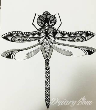 Motyw ważki na tatuażu nadaje ciału lekkości. Podkreśla ulotną chwilę, a jednocześnie daje duże możliwości aranżacji. Tatuaże z ważką pozwalają bowiem na zastosowanie wszelkich kolorów dostosowanych do konkretnych oczekiwań. 