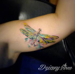 Motyw ważki na tatuażu nadaje ciału lekkości. Podkreśla ulotną chwilę, a jednocześnie daje duże możliwości aranżacji. Tatuaże z ważką pozwalają bowiem na zastosowanie wszelkich kolorów dostosowanych do konkretnych oczekiwań. 