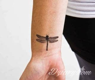 Motyw ważki na tatuażu nadaje ciału lekkości. Podkreśla ulotną chwilę, a jednocześnie daje duże możliwości aranżacji. Tatuaże z ważką pozwalają bowiem na zastosowanie wszelkich kolorów dostosowanych do konkretnych oczekiwań. 