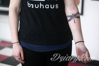 Motyw ważki na tatuażu nadaje ciału lekkości. Podkreśla ulotną chwilę, a jednocześnie daje duże możliwości aranżacji. Tatuaże z ważką pozwalają bowiem na zastosowanie wszelkich kolorów dostosowanych do konkretnych oczekiwań. 