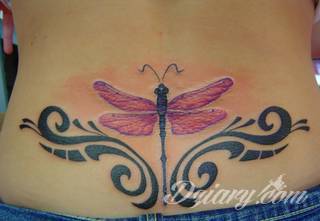 Motyw ważki na tatuażu nadaje ciału lekkości. Podkreśla ulotną chwilę, a jednocześnie daje duże możliwości aranżacji. Tatuaże z ważką pozwalają bowiem na zastosowanie wszelkich kolorów dostosowanych do konkretnych oczekiwań. 