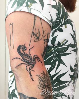Dziwne, nietypowe, czasami wulgarne, zawsze z konkretnym znaczeniem - tatuaże więzienne to symbolika, ale nie obejmująca tylko przestępców. Kropki, większe grafiki na twarzy, przekazy na plecach - tatuaże więźniów to jeden z szerszych katalogów wzorów. 