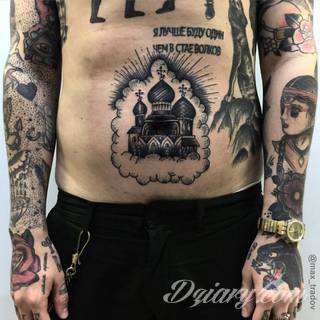 Dziwne, nietypowe, czasami wulgarne, zawsze z konkretnym znaczeniem - tatuaże więzienne to symbolika, ale nie obejmująca tylko przestępców. Kropki, większe grafiki na twarzy, przekazy na plecach - tatuaże więźniów to jeden z szerszych katalogów wzorów. 