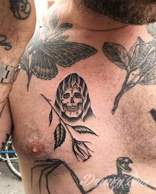 Dziwne, nietypowe, czasami wulgarne, zawsze z konkretnym znaczeniem - tatuaże więzienne to symbolika, ale nie obejmująca tylko przestępców. Kropki, większe grafiki na twarzy, przekazy na plecach - tatuaże więźniów to jeden z szerszych katalogów wzorów. 