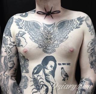 Dziwne, nietypowe, czasami wulgarne, zawsze z konkretnym znaczeniem - tatuaże więzienne to symbolika, ale nie obejmująca tylko przestępców. Kropki, większe grafiki na twarzy, przekazy na plecach - tatuaże więźniów to jeden z szerszych katalogów wzorów. 