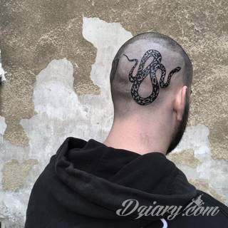 Dziwne, nietypowe, czasami wulgarne, zawsze z konkretnym znaczeniem - tatuaże więzienne to symbolika, ale nie obejmująca tylko przestępców. Kropki, większe grafiki na twarzy, przekazy na plecach - tatuaże więźniów to jeden z szerszych katalogów wzorów. 