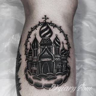 Dziwne, nietypowe, czasami wulgarne, zawsze z konkretnym znaczeniem - tatuaże więzienne to symbolika, ale nie obejmująca tylko przestępców. Kropki, większe grafiki na twarzy, przekazy na plecach - tatuaże więźniów to jeden z szerszych katalogów wzorów. 