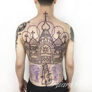 Dziwne, nietypowe, czasami wulgarne, zawsze z konkretnym znaczeniem - tatuaże więzienne to symbolika, ale nie obejmująca tylko przestępców. Kropki, większe grafiki na twarzy, przekazy na plecach - tatuaże więźniów to jeden z szerszych katalogów wzorów. 