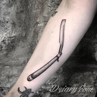 Dziwne, nietypowe, czasami wulgarne, zawsze z konkretnym znaczeniem - tatuaże więzienne to symbolika, ale nie obejmująca tylko przestępców. Kropki, większe grafiki na twarzy, przekazy na plecach - tatuaże więźniów to jeden z szerszych katalogów wzorów. 
