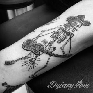 Dziwne, nietypowe, czasami wulgarne, zawsze z konkretnym znaczeniem - tatuaże więzienne to symbolika, ale nie obejmująca tylko przestępców. Kropki, większe grafiki na twarzy, przekazy na plecach - tatuaże więźniów to jeden z szerszych katalogów wzorów. 