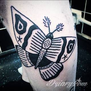 Dziwne, nietypowe, czasami wulgarne, zawsze z konkretnym znaczeniem - tatuaże więzienne to symbolika, ale nie obejmująca tylko przestępców. Kropki, większe grafiki na twarzy, przekazy na plecach - tatuaże więźniów to jeden z szerszych katalogów wzorów. 