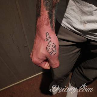 Dziwne, nietypowe, czasami wulgarne, zawsze z konkretnym znaczeniem - tatuaże więzienne to symbolika, ale nie obejmująca tylko przestępców. Kropki, większe grafiki na twarzy, przekazy na plecach - tatuaże więźniów to jeden z szerszych katalogów wzorów. 