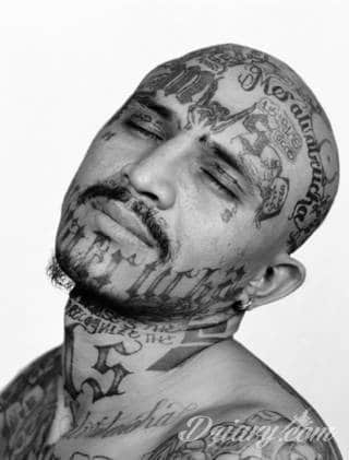 Dziwne, nietypowe, czasami wulgarne, zawsze z konkretnym znaczeniem - tatuaże więzienne to symbolika, ale nie obejmująca tylko przestępców. Kropki, większe grafiki na twarzy, przekazy na plecach - tatuaże więźniów to jeden z szerszych katalogów wzorów. 