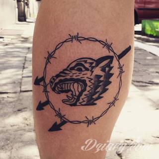 Dziwne, nietypowe, czasami wulgarne, zawsze z konkretnym znaczeniem - tatuaże więzienne to symbolika, ale nie obejmująca tylko przestępców. Kropki, większe grafiki na twarzy, przekazy na plecach - tatuaże więźniów to jeden z szerszych katalogów wzorów. 