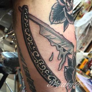 Dziwne, nietypowe, czasami wulgarne, zawsze z konkretnym znaczeniem - tatuaże więzienne to symbolika, ale nie obejmująca tylko przestępców. Kropki, większe grafiki na twarzy, przekazy na plecach - tatuaże więźniów to jeden z szerszych katalogów wzorów. 