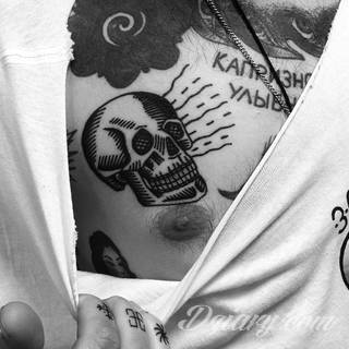 Dziwne, nietypowe, czasami wulgarne, zawsze z konkretnym znaczeniem - tatuaże więzienne to symbolika, ale nie obejmująca tylko przestępców. Kropki, większe grafiki na twarzy, przekazy na plecach - tatuaże więźniów to jeden z szerszych katalogów wzorów. 