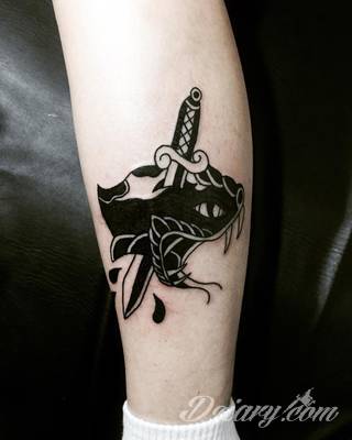 Dziwne, nietypowe, czasami wulgarne, zawsze z konkretnym znaczeniem - tatuaże więzienne to symbolika, ale nie obejmująca tylko przestępców. Kropki, większe grafiki na twarzy, przekazy na plecach - tatuaże więźniów to jeden z szerszych katalogów wzorów. 